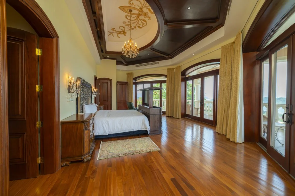 JA-44 — 10-Bedroom Villa in Los Sueños