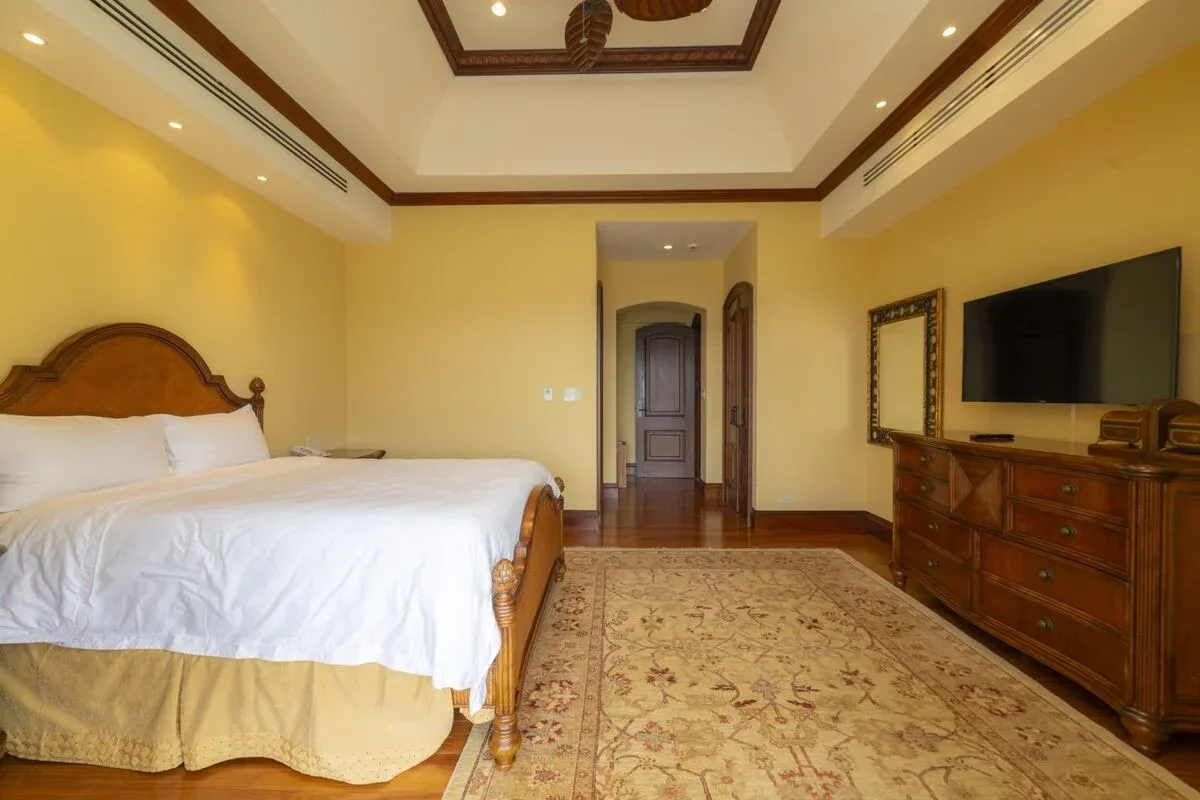 JA-44 — 10-Bedroom Villa in Los Sueños