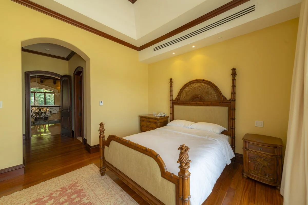 JA-44 — 10-Bedroom Villa in Los Sueños