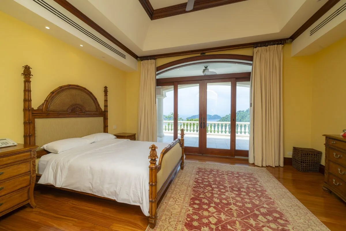 JA-44 — 10-Bedroom Villa in Los Sueños