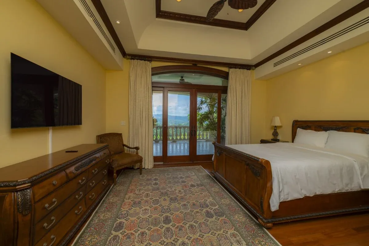 JA-44 — 10-Bedroom Villa in Los Sueños