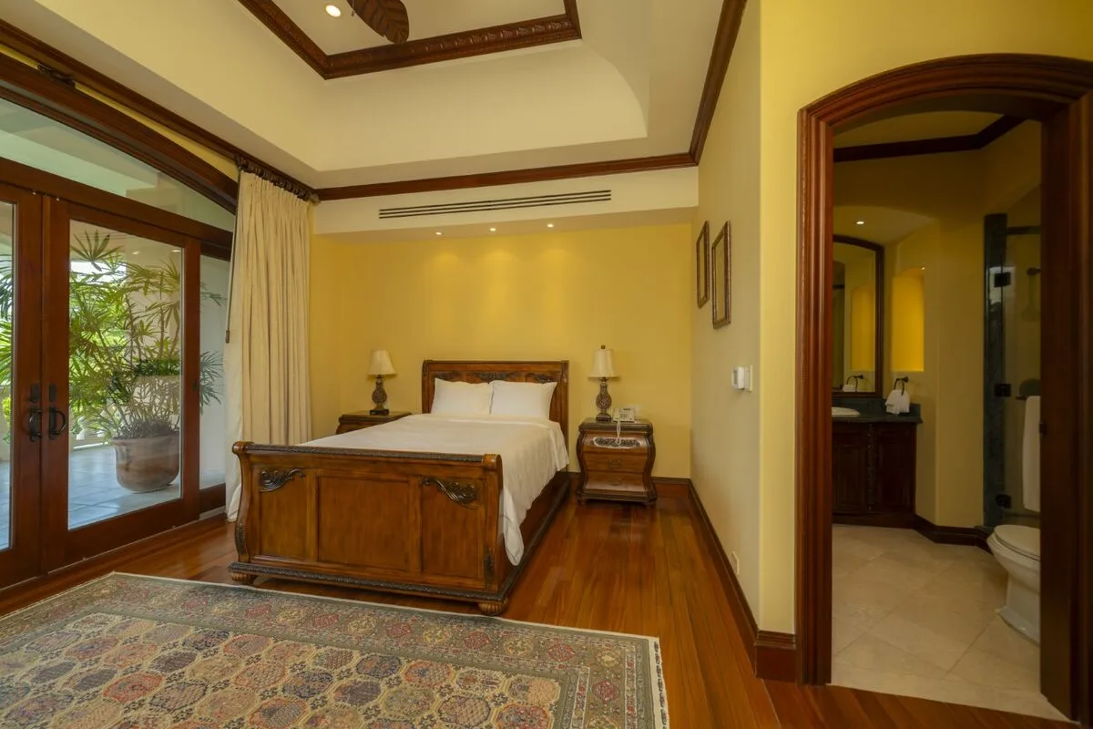 JA-44 — 10-Bedroom Villa in Los Sueños