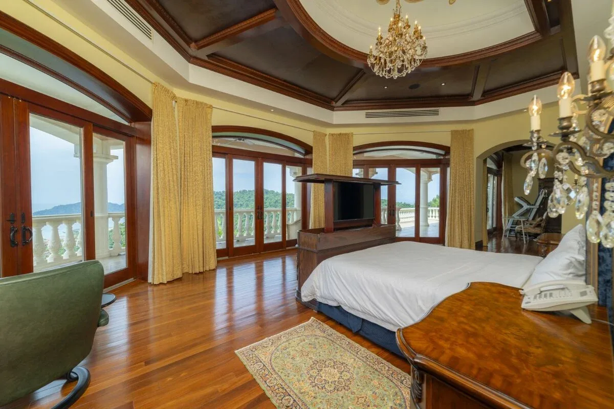 JA-44 — 10-Bedroom Villa in Los Sueños