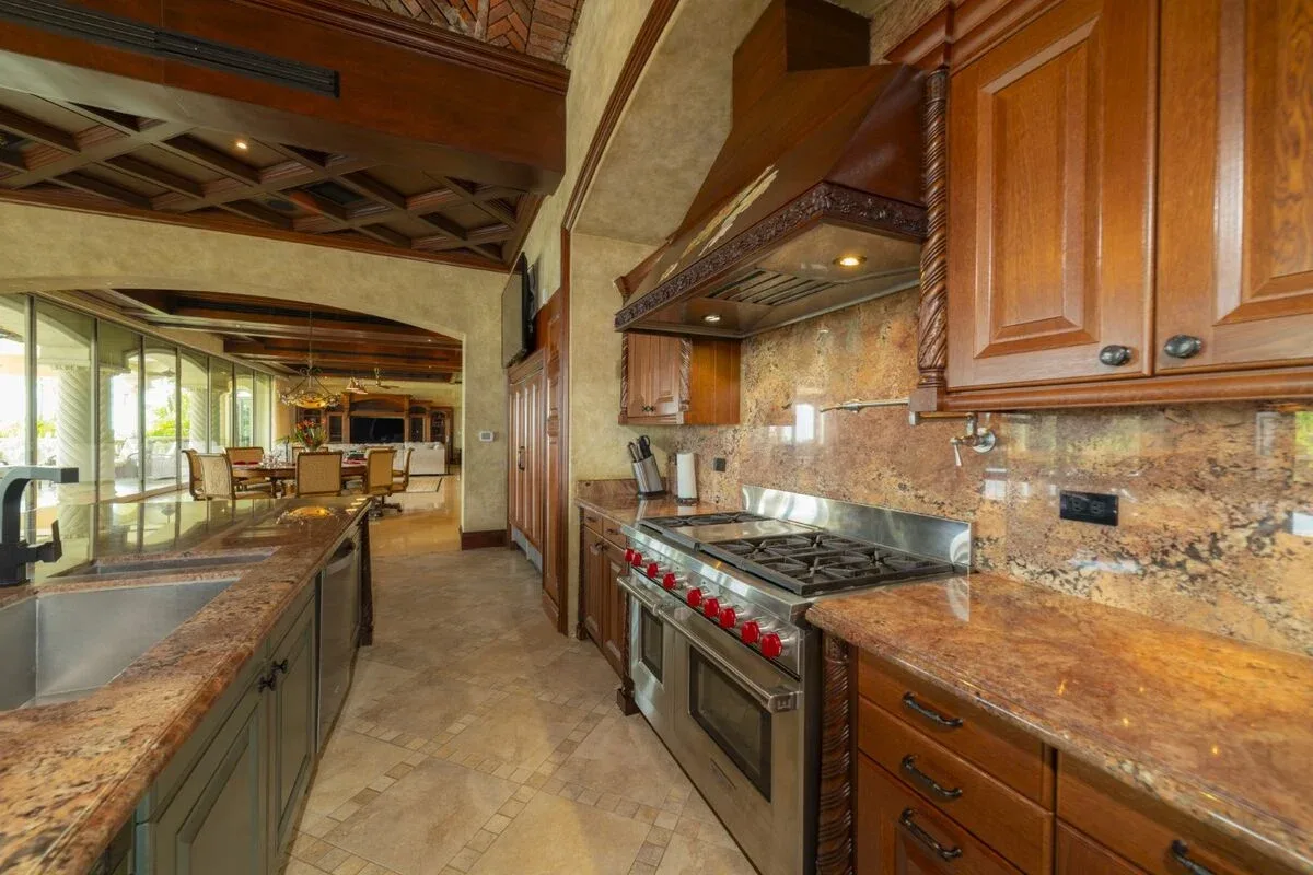JA-44 — 10-Bedroom Villa in Los Sueños