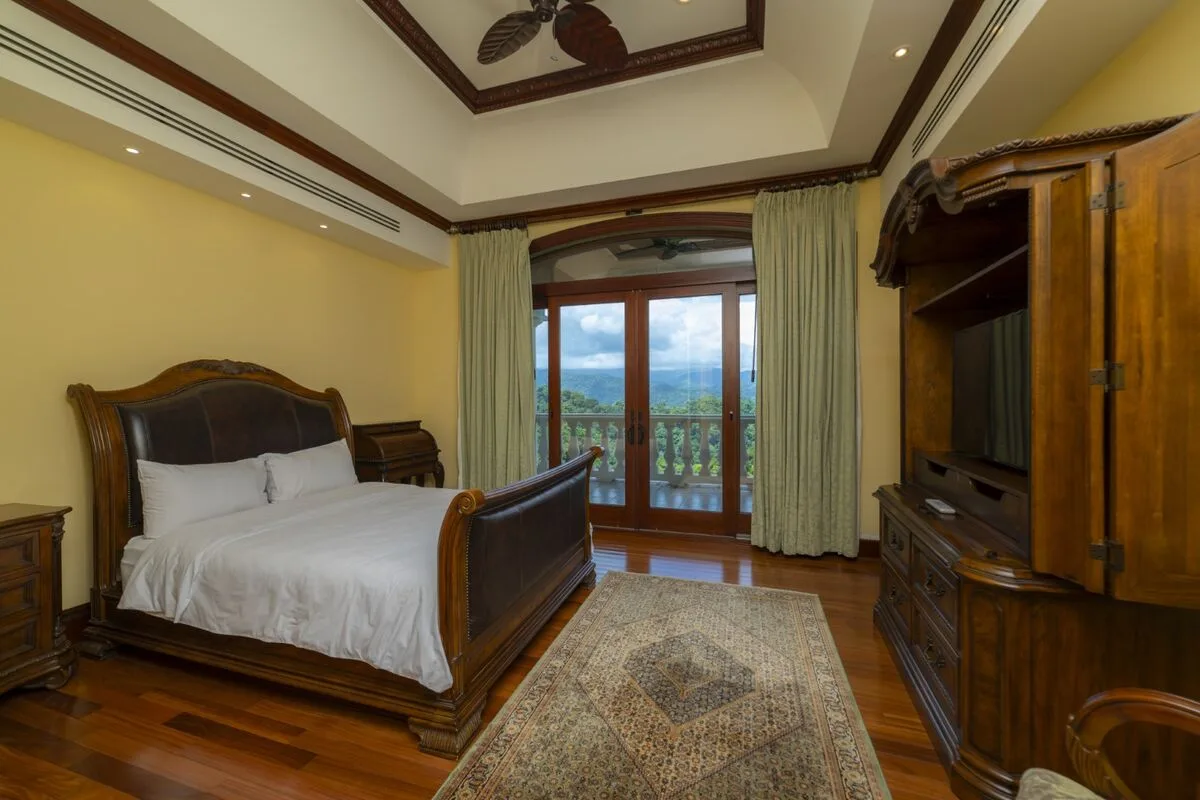 JA-44 — 10-Bedroom Villa in Los Sueños