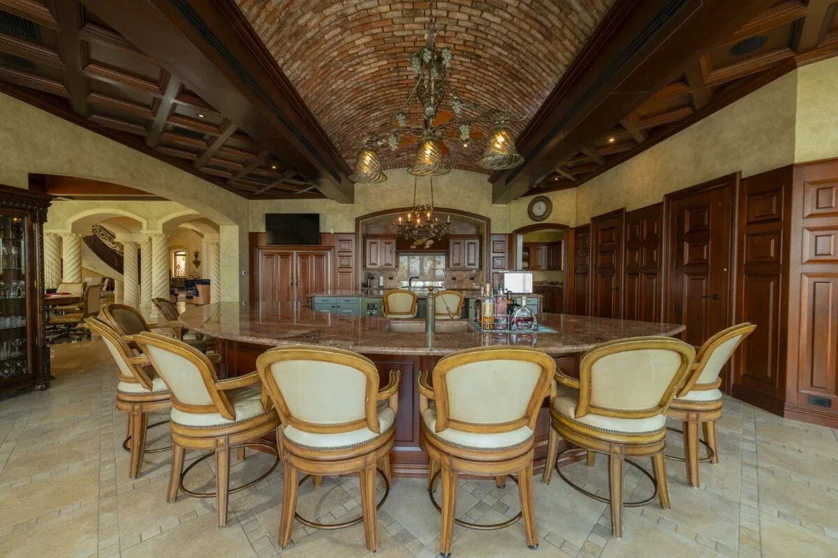 JA-44 — 10-Bedroom Villa in Los Sueños