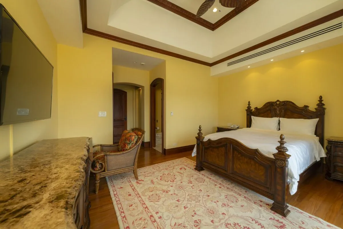 JA-44 — 10-Bedroom Villa in Los Sueños