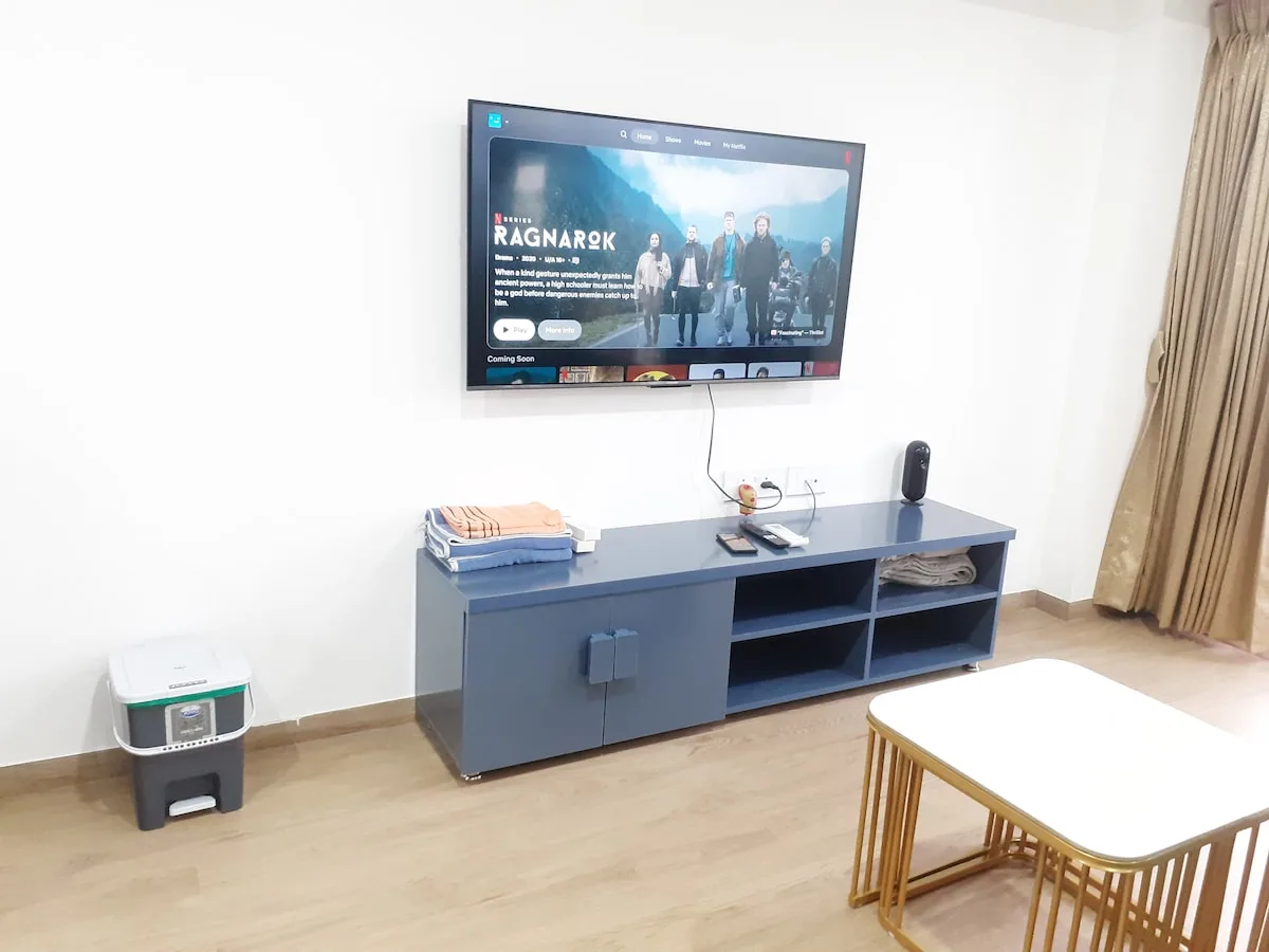 Una sala de estar con un televisor sobre un mueble bajo.