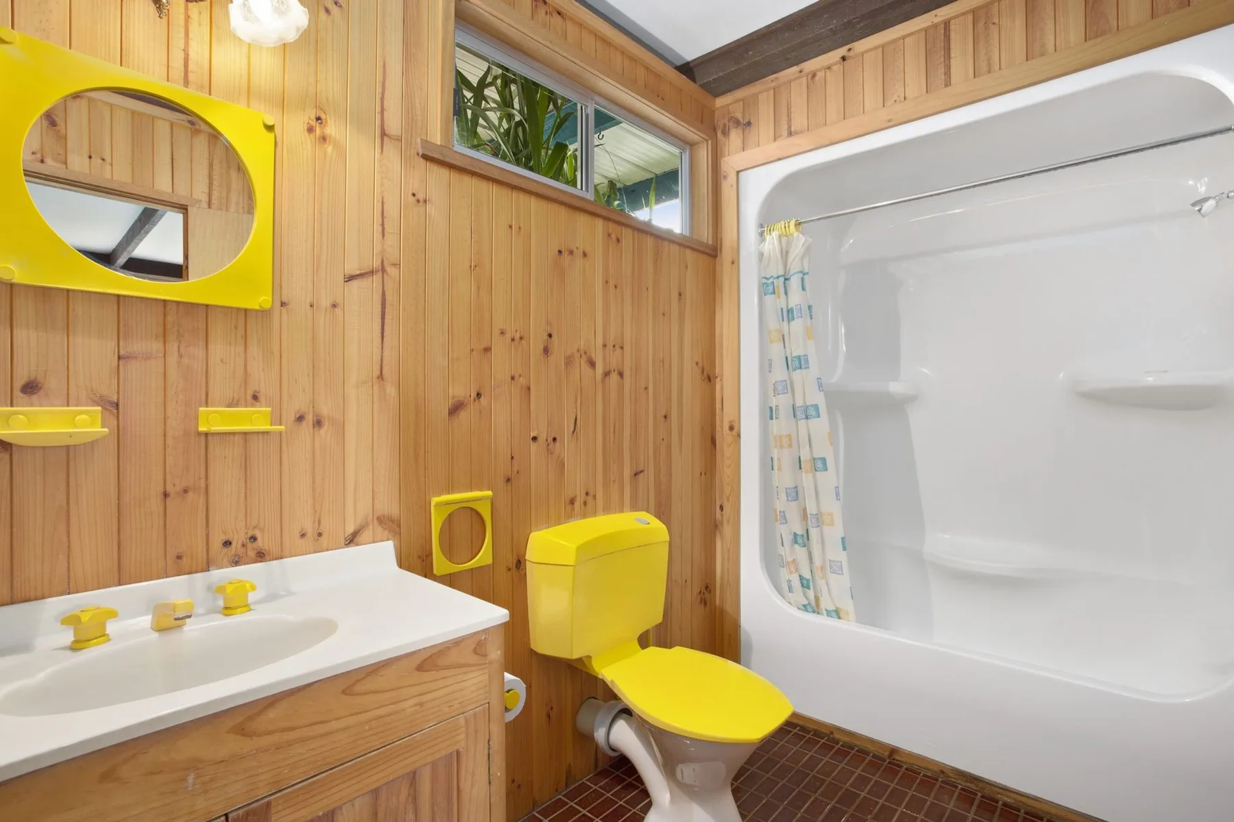 Un baño con lavabo, inodoro y bañera detrás de una cortina de ducha.