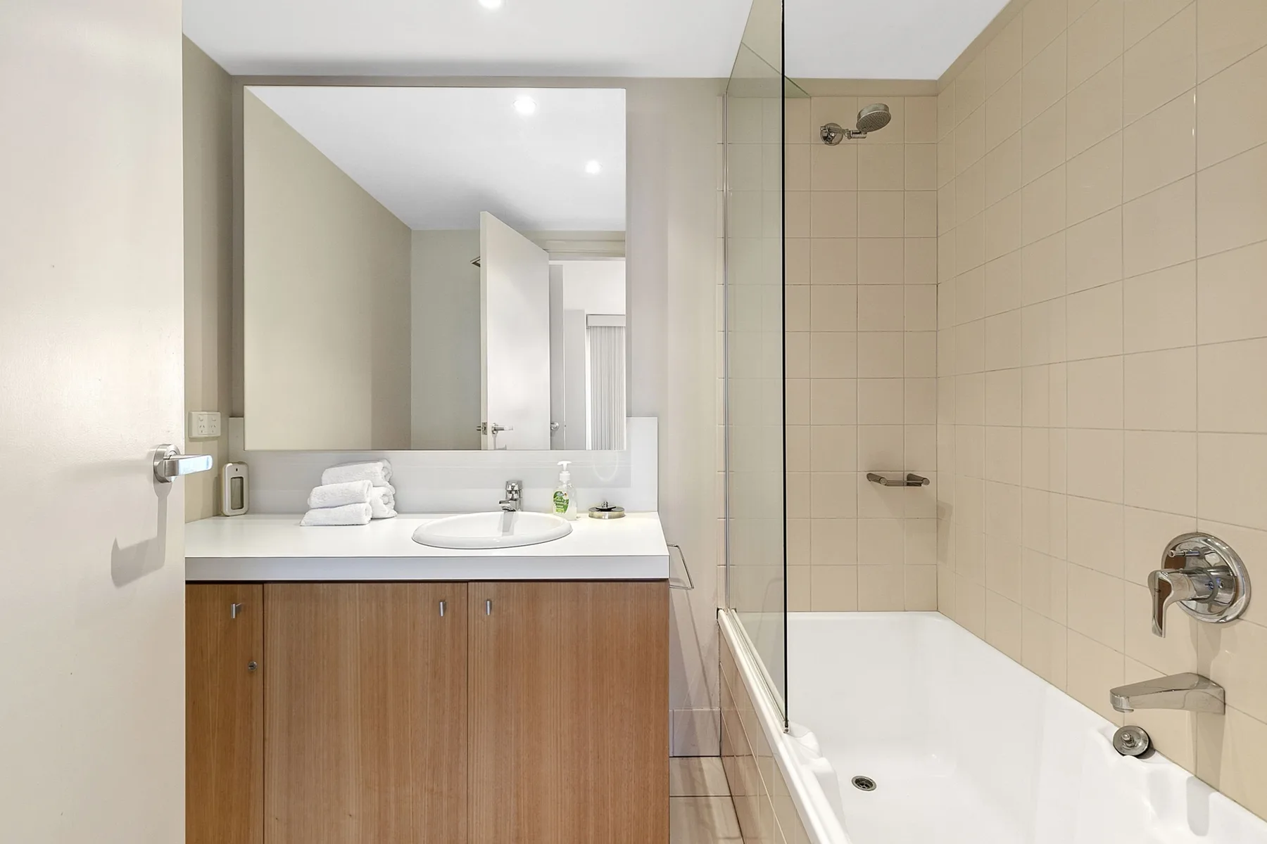Un baño con un lavabo y una bañera.