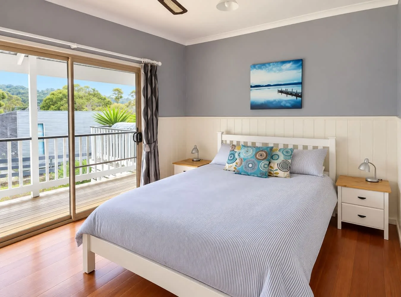 Un dormitorio con una cama junto a puertas corredizas de vidrio que dan a un balcón.