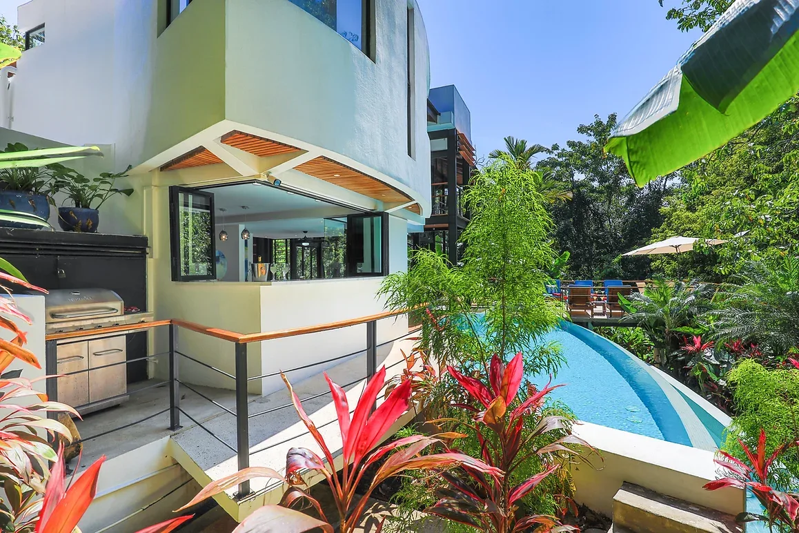 MA-20 — Contemporary Vacation Villa
