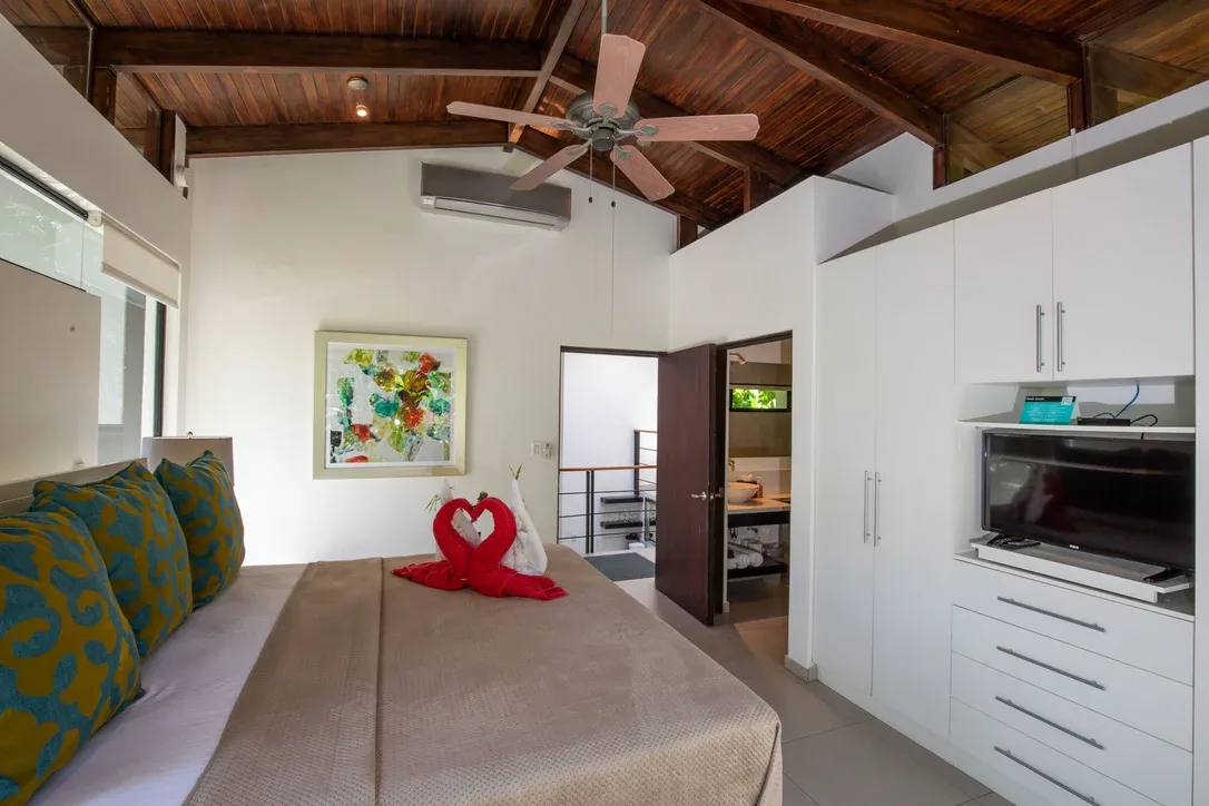 MA-20 — Contemporary Vacation Villa