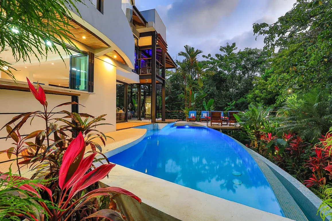MA-20 — Contemporary Vacation Villa