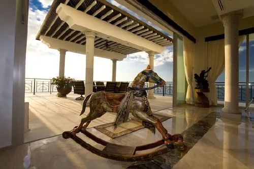 RZ-07 — Romantic Zone Beachfront Penthouse
