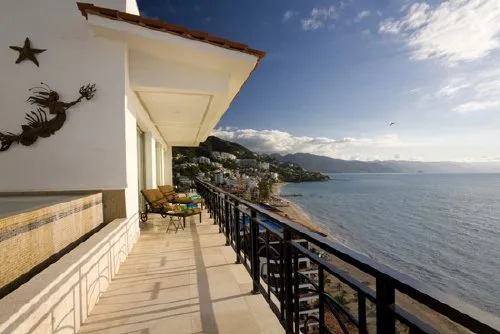 RZ-07 — Romantic Zone Beachfront Penthouse