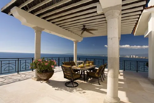 RZ-07 — Romantic Zone Beachfront Penthouse