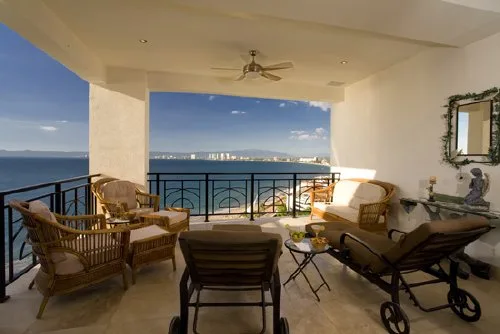 RZ-07 — Romantic Zone Beachfront Penthouse