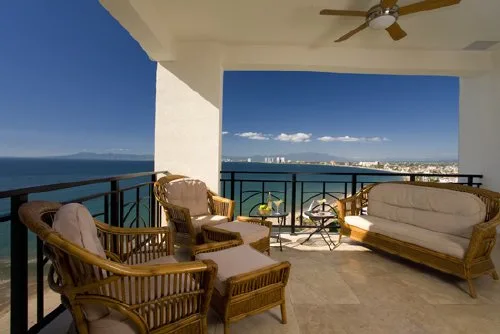 RZ-07 — Romantic Zone Beachfront Penthouse