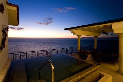 RZ-07 — Romantic Zone Beachfront Penthouse