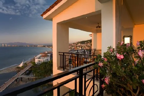 RZ-07 — Romantic Zone Beachfront Penthouse