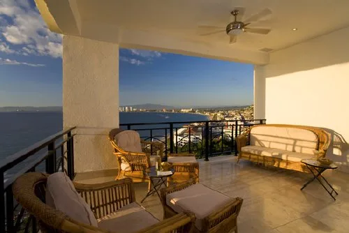 RZ-07 — Romantic Zone Beachfront Penthouse