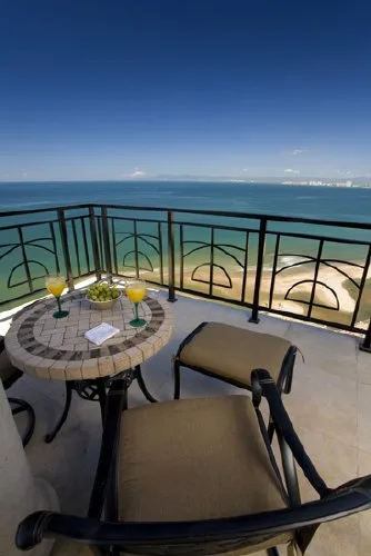 RZ-07 — Romantic Zone Beachfront Penthouse