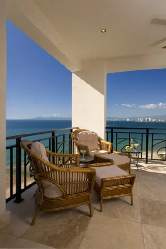 RZ-07 — Romantic Zone Beachfront Penthouse