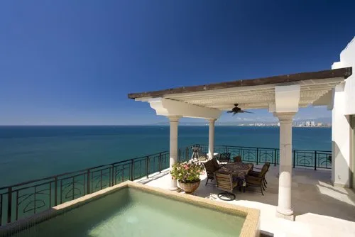 RZ-07 — Romantic Zone Beachfront Penthouse