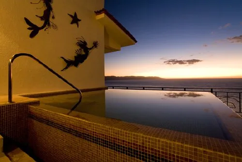 RZ-07 — Romantic Zone Beachfront Penthouse