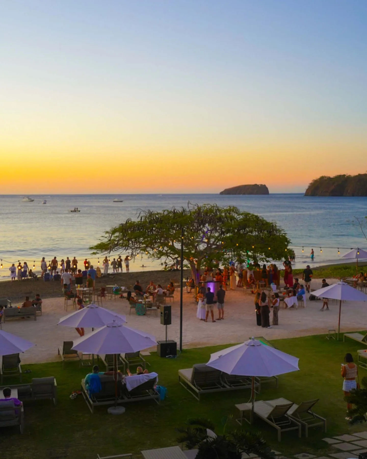Zona común: Una zona de reunión junto a la playa da al mar al atardecer.