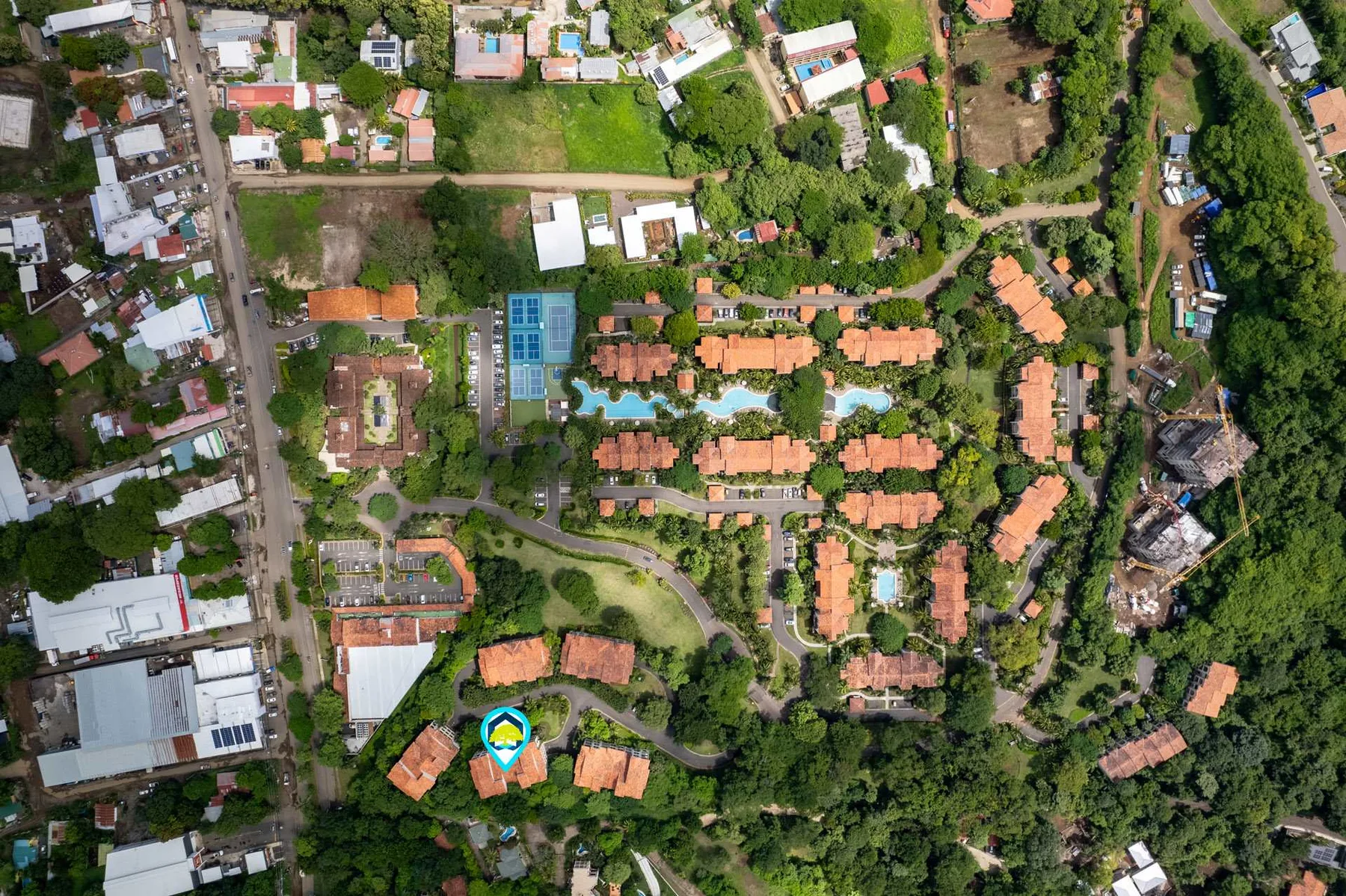Zona común: Vista aérea de un complejo residencial rodeado de vegetación.
