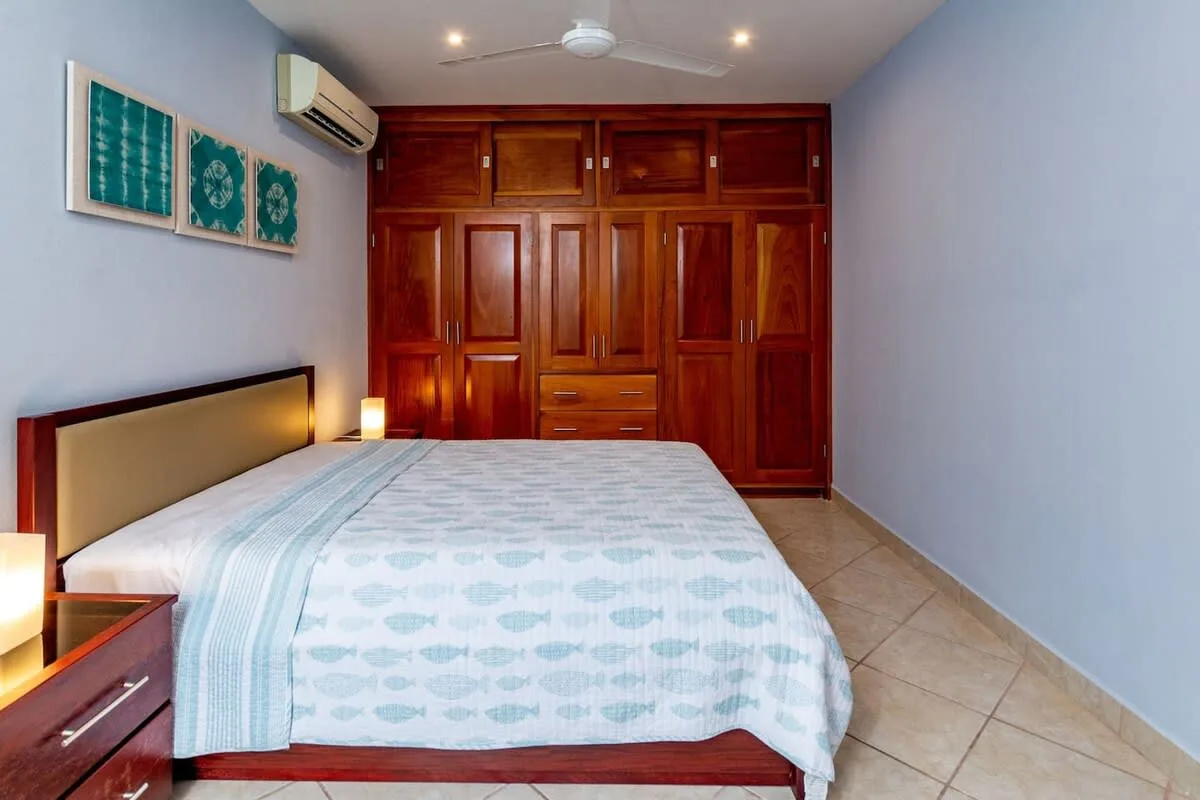 Un dormitorio con una cama y un gran armario de madera.