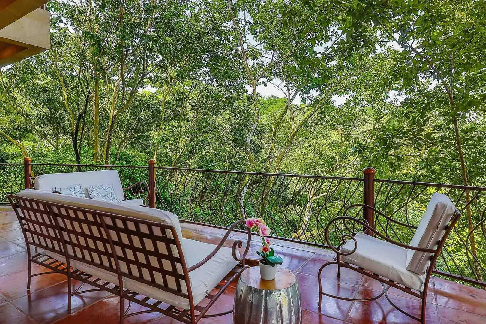 MA-35 — Spacious Home with Large Pool in Tropical Jungle Setting