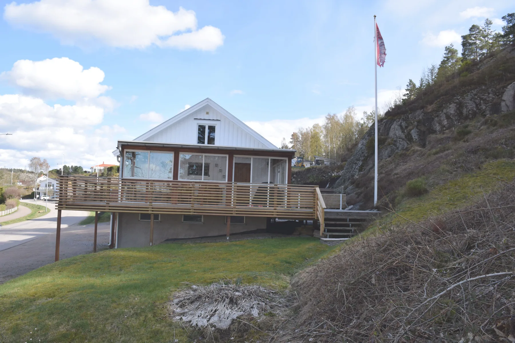 Stay central & close to the sea in Henån | SE09155