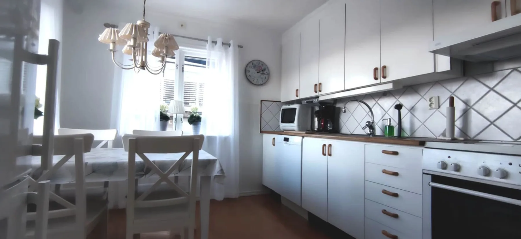 Stay central & close to the sea in Henån | SE09155