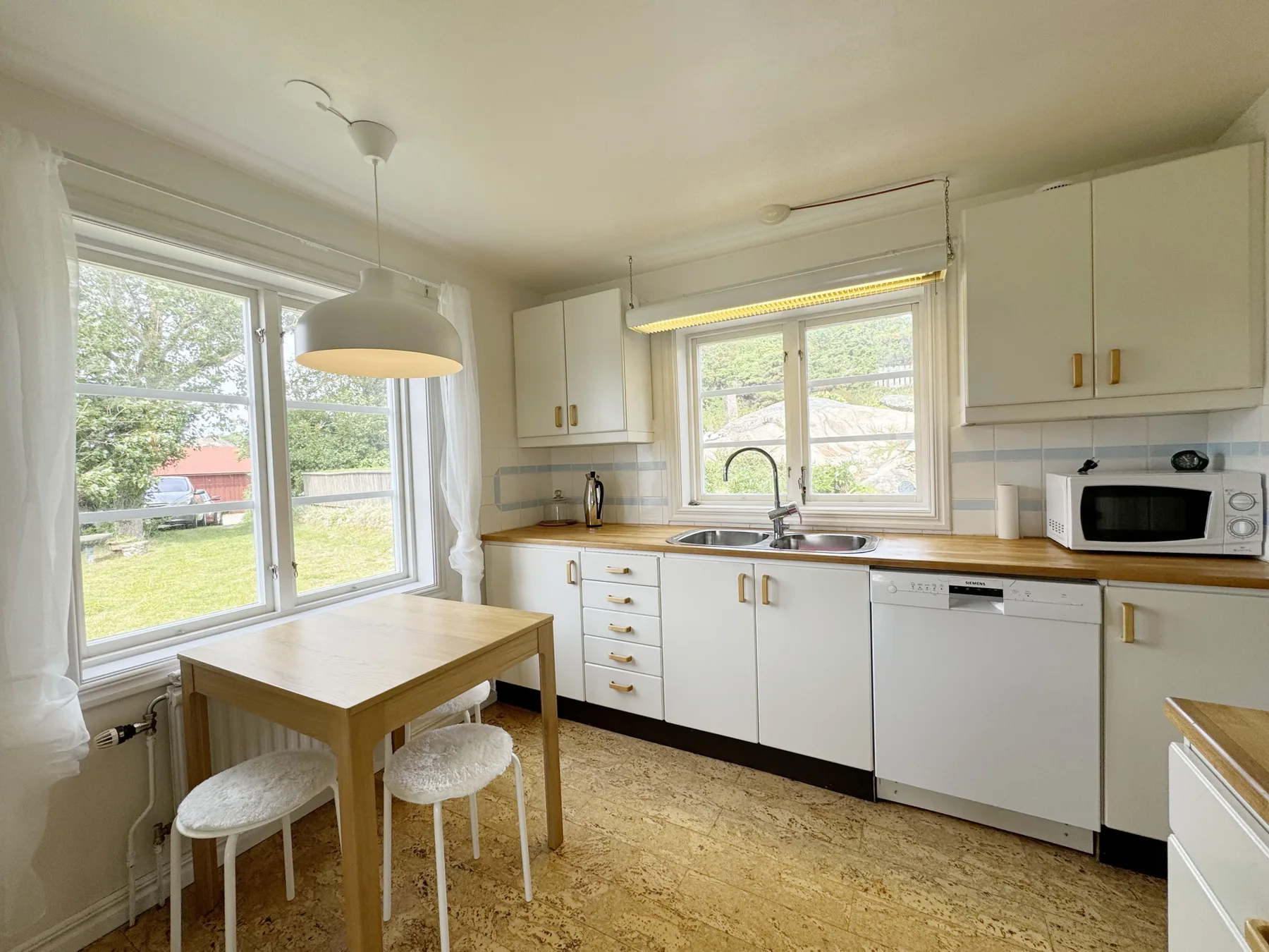 Unique beach villa with own jetty in Hamburgsund | SE09068