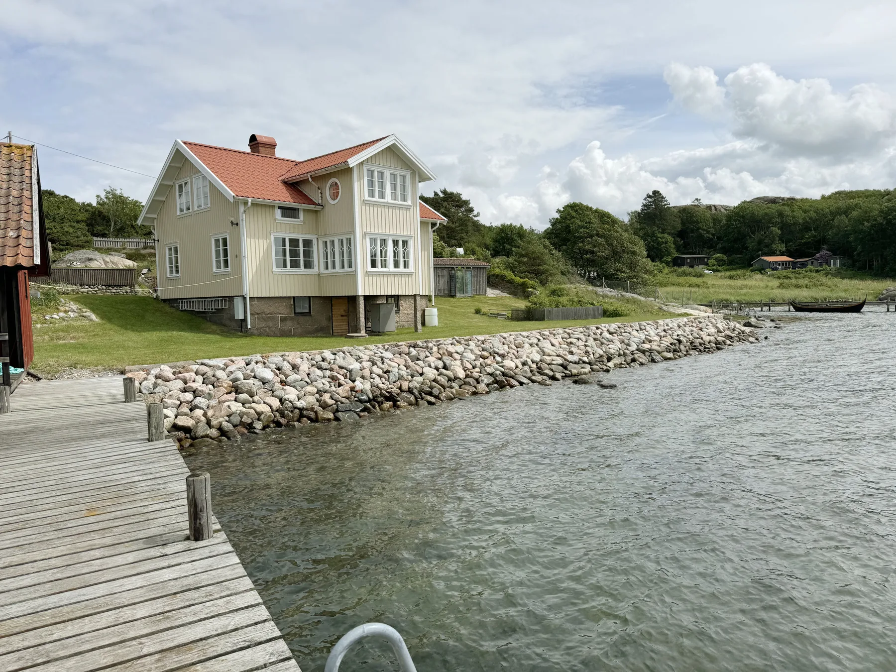 Unique beach villa with own jetty in Hamburgsund | SE09068