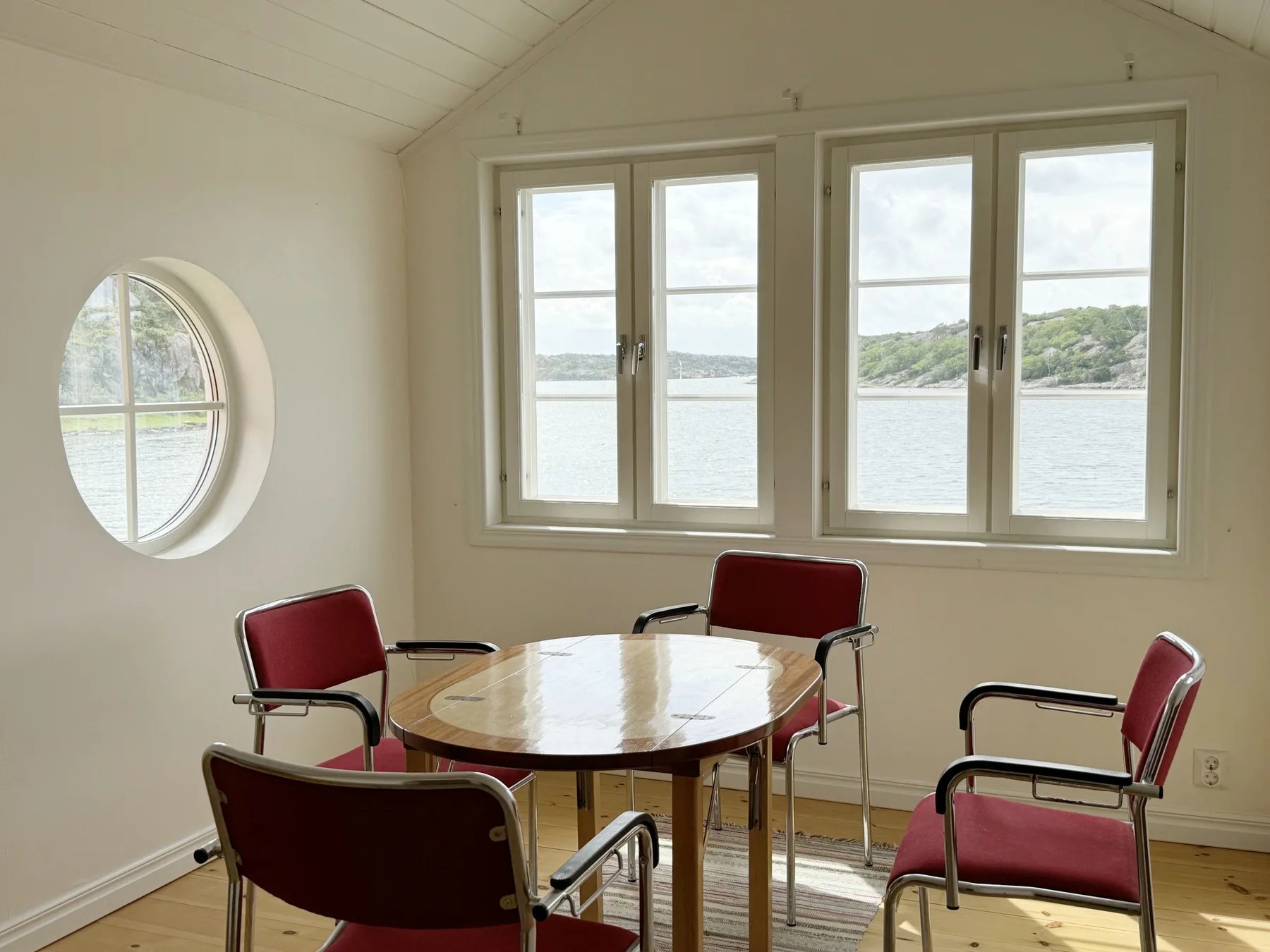 Unique beach villa with own jetty in Hamburgsund | SE09068