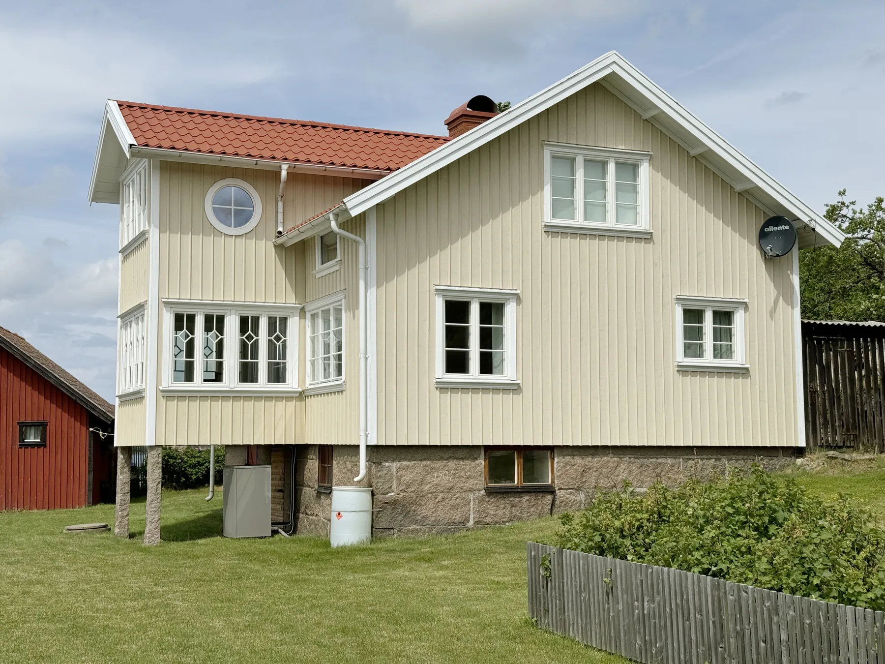 Unique beach villa with own jetty in Hamburgsund | SE09068