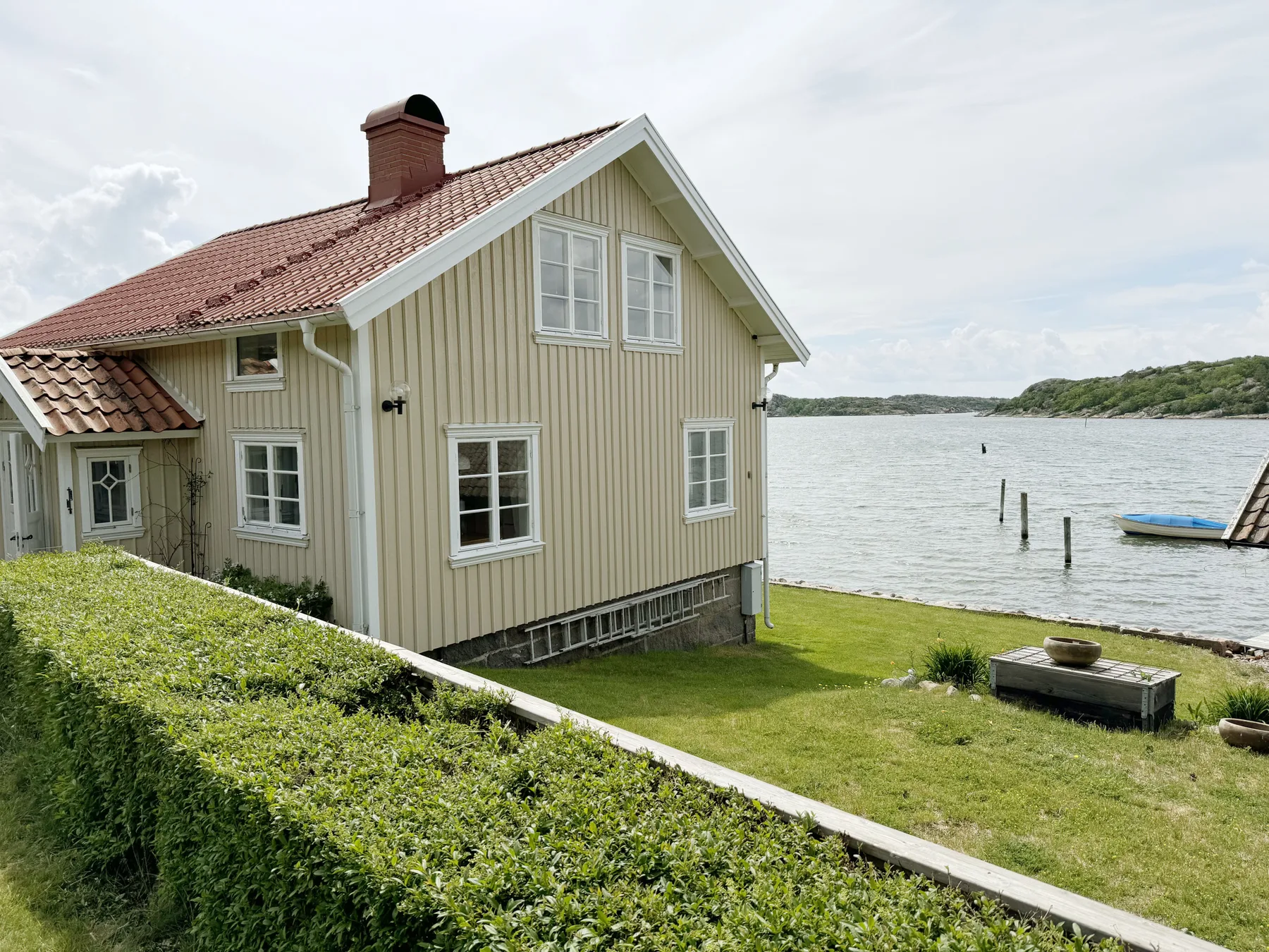 Unique beach villa with own jetty in Hamburgsund | SE09068