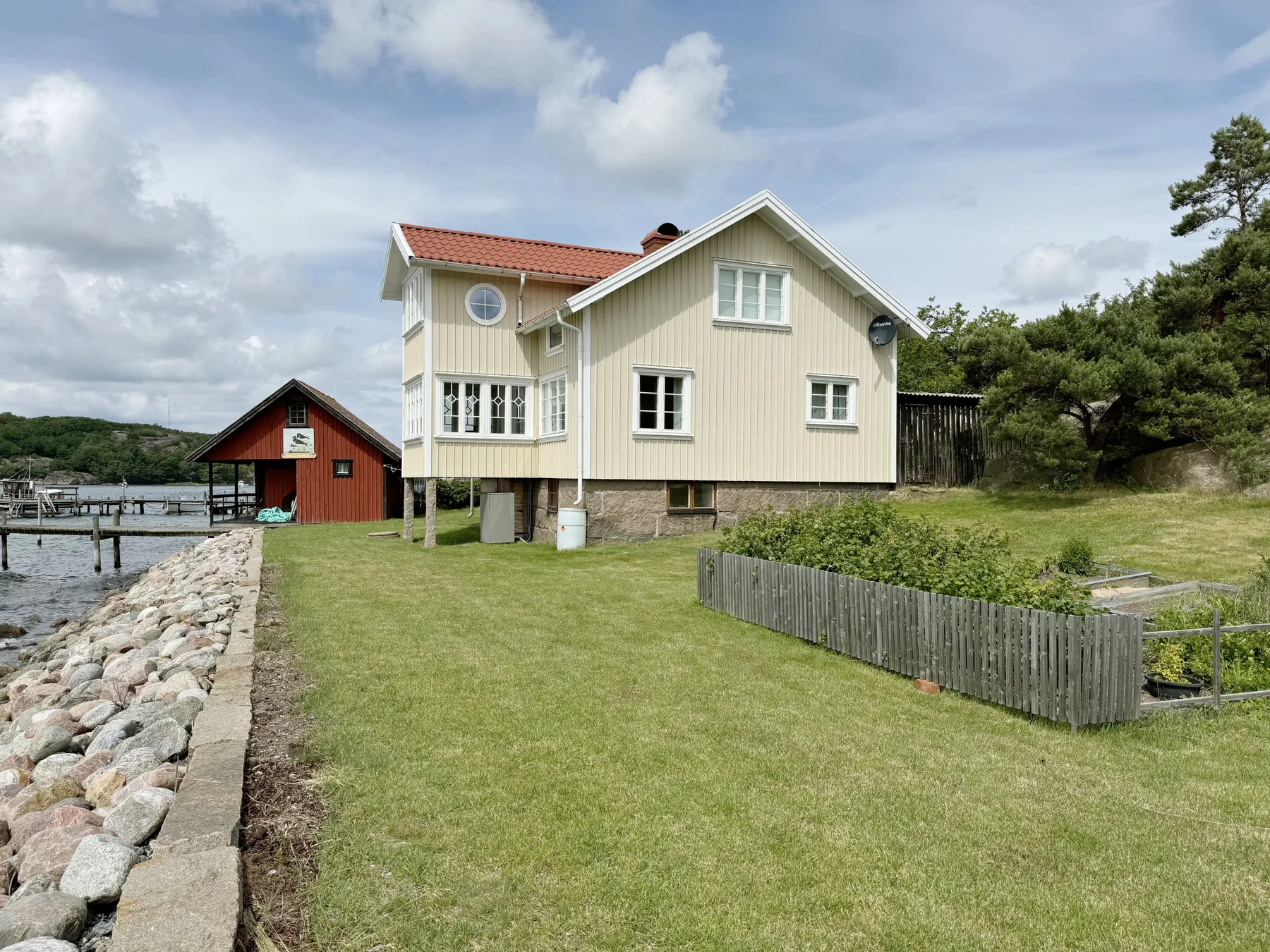 Unique beach villa with own jetty in Hamburgsund | SE09068