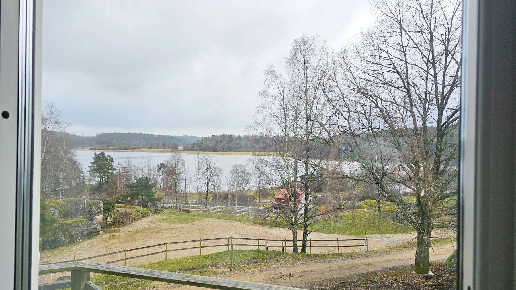 Large villa near the lake with rowing boat | SE09131