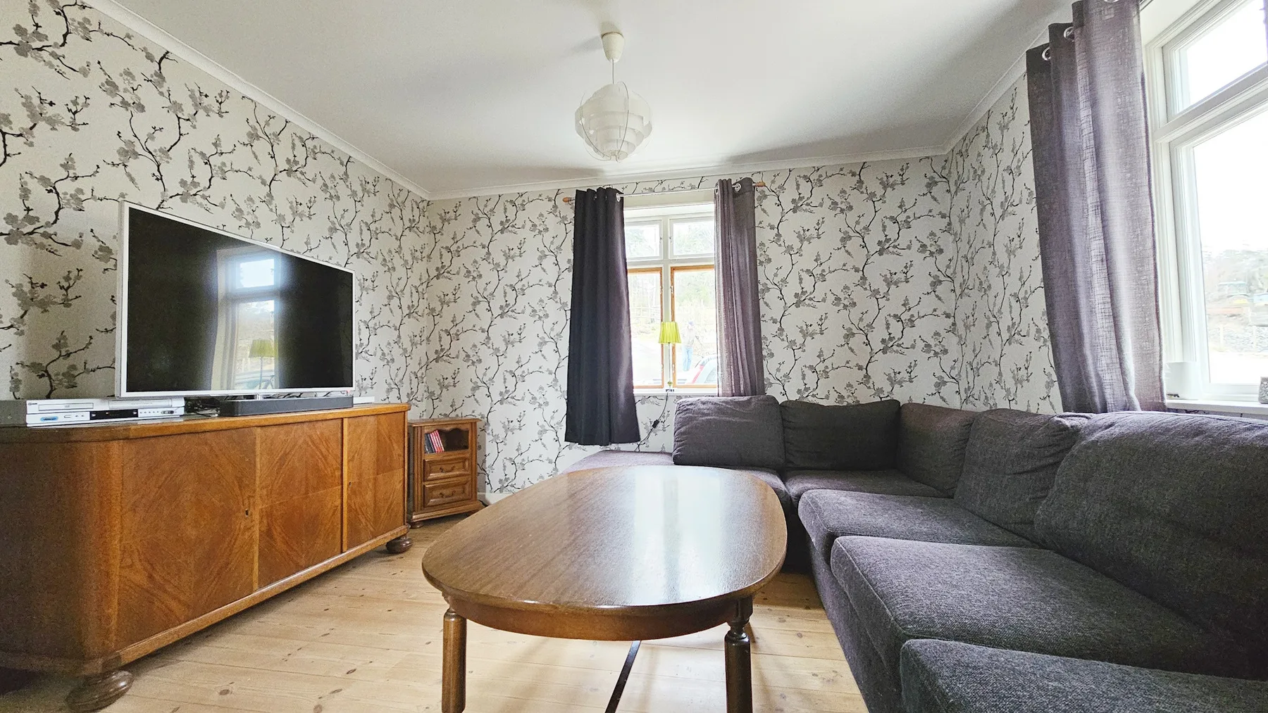 Large villa near the lake with rowing boat | SE09131