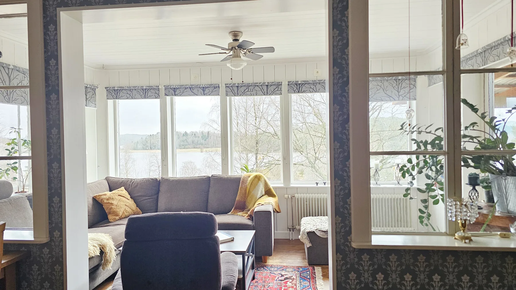 Large villa near the lake with rowing boat | SE09131