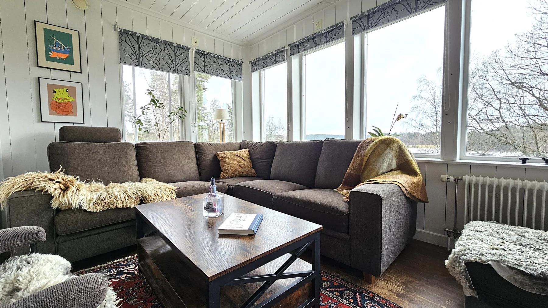 Large villa near the lake with rowing boat | SE09131