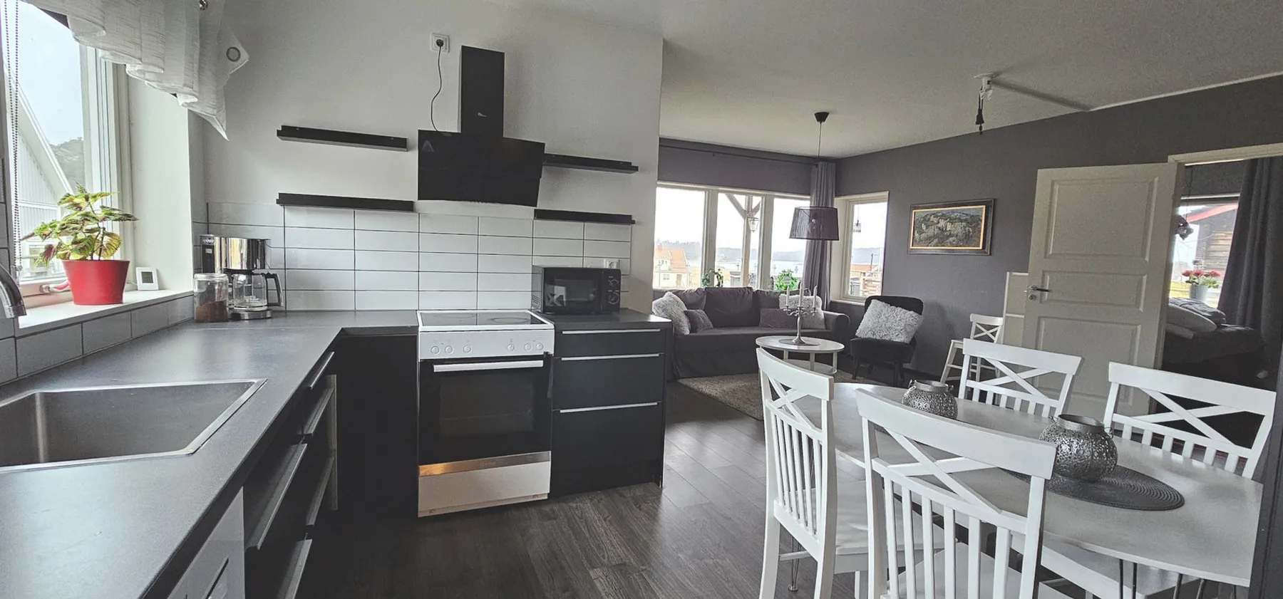 Apartment in Höviksnäs, 300 m from the sea with a view of the Tjörn Bridge | SE09112