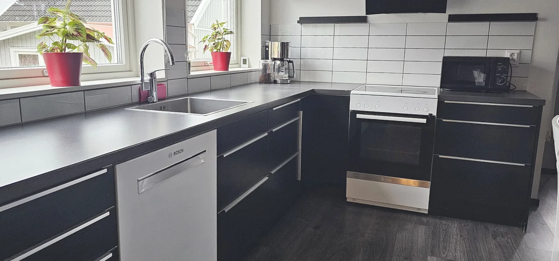 Apartment in Höviksnäs, 300 m from the sea with a view of the Tjörn Bridge | SE09112