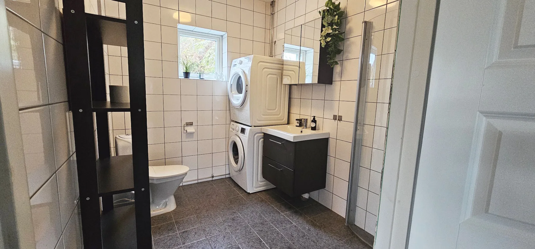 Apartment in Höviksnäs, 300 m from the sea with a view of the Tjörn Bridge | SE09112