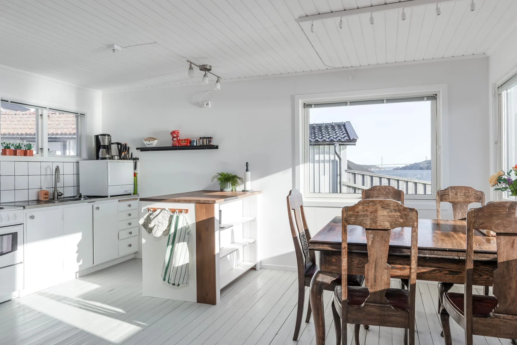 Holiday house with sea views and private beach on Tjörn | SE09009